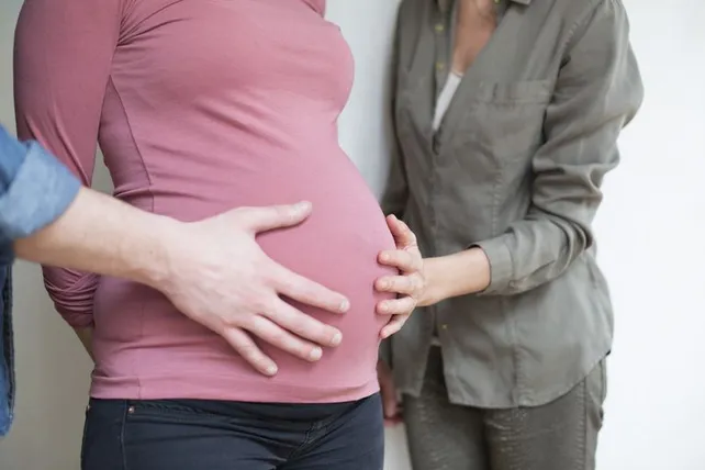 ¿Cómo se manejan los conflictos de interés en la maternidad subrogada?